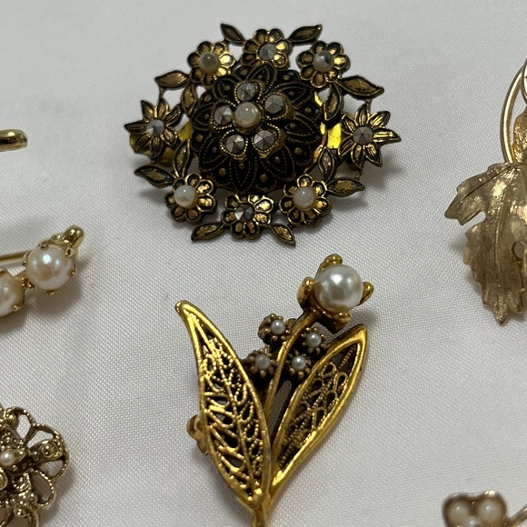 Multiple Vintage Costume Jewelry Brooches/Pins.  Gold Tone. - Picture 3 of 10
